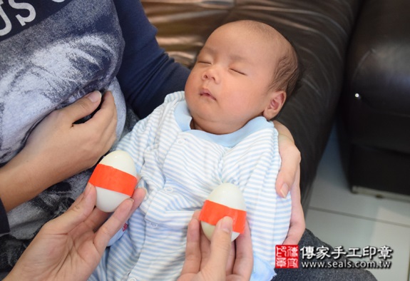 孫寶寶(台北萬華區到府嬰兒寶寶滿月剃頭理髮、免費到府嬰兒剃胎毛儀式吉祥話)。到府剃頭剃胎毛主持、專業拍照、DVD光碟、證書。★購買「臍帶章、肚臍章、胎毛筆刷印章」贈送：剃頭、收涎、抓周，三選一。2015.10.18 照片8